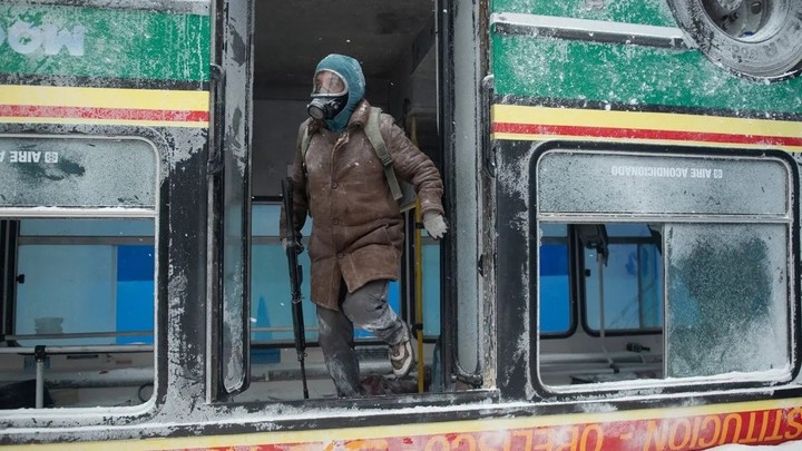 Juan Salvo saliendo de un colectivo volcado de la línea 58. Crédito: Netflix.