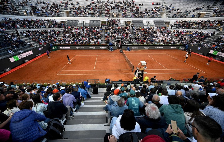 Mucha gente en las tribunas para ver el entrenamiento entre Sinner y Lehecka. Foto EFE/EPA/ETTORE FERRARI