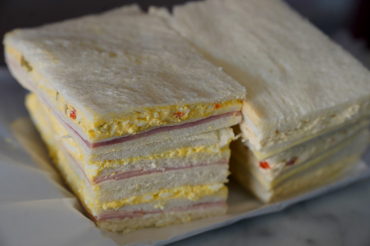 Los sándwiches de miga de la panadería Lucca. Foto: Guillermo Rodriguez Adami. 