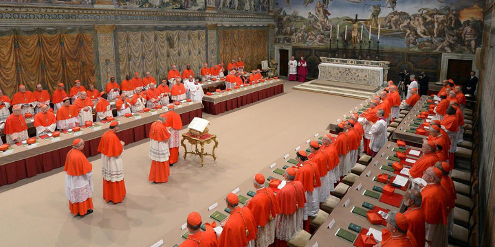 Varios cardenales antes del juramento sobre la Biblia en la capilla Sixtina (EFE).