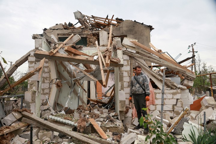Una casa destruida por el impacto de un drone ruso, este martes en las afueras de Odesa, en Ucrania. Foto: REUTERS  