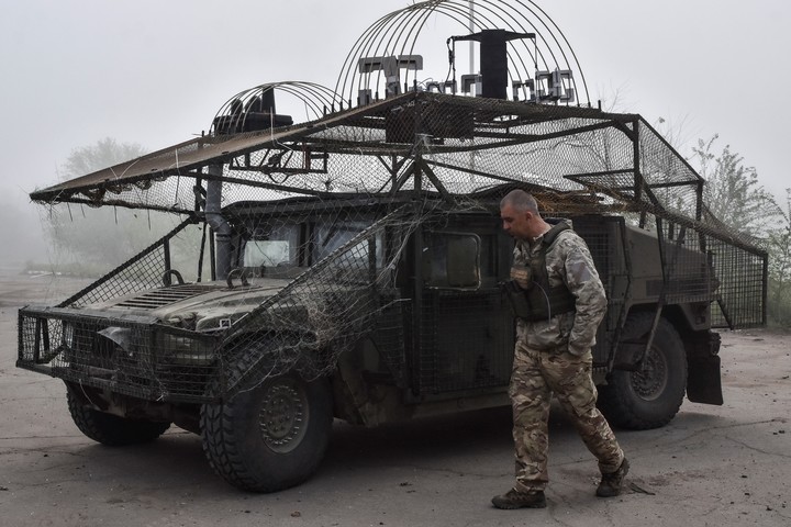Un soldado ucraniano frente a un tanque en la región de Zaporiyia. Foto: EFE  