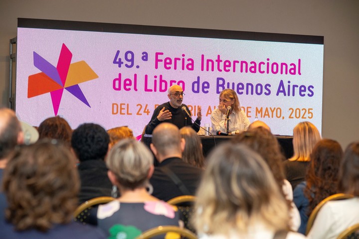 El escritor guatemalteco Eduardo Halfon presentó con Hinde Pomeraniec su novela Tarántula en una Sala Storni colmada. Foto: Fundación El Libro.