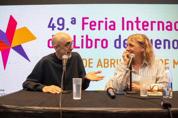 El escritor guatemalteco Eduardo Halfon presentó con Hinde Pomeraniec su novela Tarántula en una Sala Storni colmada. Foto: Fundación El Libro.