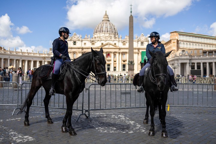 Policía montada custodia la plaza de San Pedro. Foto: Reuters