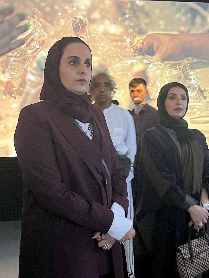 Sheika Al Mayassa Al Thani, en abril, en la apertura en Doha de la muestra de videos que participaron de la Bienal de Venecia 2024. 