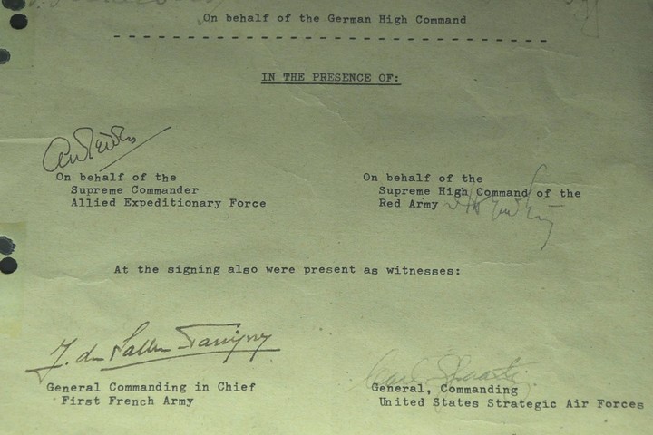 Detalle con las firmas del histórico documento que puso fin a la II Guerra Mundial en Europa (EFE).