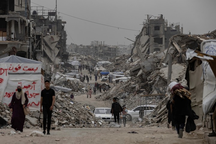 La gente avanza por una calle en ruinas en Jabalya, al norte de la Franja de Gaza, el 23 de abril de 2025. No está claro cómo el plan del primer ministro israelí de añadir decenas de miles de soldados a la campaña de Gaza alterará fundamentalmente la dinámica que se ha vivido durante 18 meses de conflicto. (Saher Alghorra/The New York Times)
Personas buscan comida en un comedor social en Jabaliya, al norte de la Franja de Gaza, el 24 de abril de 2025. No está claro cómo el plan del primer ministro israelí de añadir decenas de miles de soldados a la campaña en Gaza alterará fundamentalmente la dinámica que se ha vivido durante 18 meses de conflicto. (Saher Alghorra/The New York Times)
ARCHIVO — Un comedor social en Jabaliya, al norte de Gaza, el 24 de abril de 2025. La prohibición por parte de Israel de los envíos de alimentos y medicamentos a Gaza ha provocado llamamientos de la comunidad internacional, incluidos los aliados, para que se ponga fin al bloqueo. (Saher Alghorra/The New York Times)
ARCHIVO — Un joven lleva una caja de ayuda alimentaria a su tienda de campaña en el centro de la ciudad de Gaza, el 7 de febrero de 2025. La prohibición por parte de Israel de los envíos de alimentos y medicamentos a Gaza ha provocado llamamientos de la comunidad internacional, incluidos sus aliados, para que se ponga fin al bloqueo. (Saher Alghorra/The New York Times)
La gente avanza por una calle en ruinas en Jabalya, al norte de la Franja de Gaza, el 23 de abril de 2025. No está claro cómo el plan del primer ministro israelí de añadir decenas de miles de soldados a la campaña de Gaza alterará fundamentalmente la dinámica que se ha vivido durante 18 meses de conflicto. (Saher Alghorra/The New York Times)