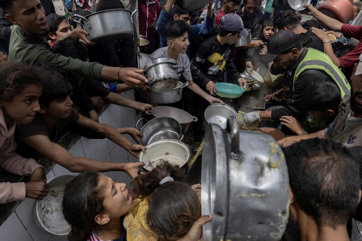 Personas buscan comida en un comedor social en Jabaliya, al norte de la Franja de Gaza, el 24 de abril de 2025. No está claro cómo el plan del primer ministro israelí de añadir decenas de miles de soldados a la campaña en Gaza alterará fundamentalmente la dinámica que se ha vivido durante 18 meses de conflicto. (Saher Alghorra/The New York Times)
