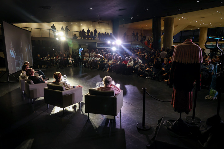Los actores en el escenario y los "carroceros" llenando el hall del Teatro San Martín, en el homenaje a "Esperando la carroza". Foto: Cristina Sille