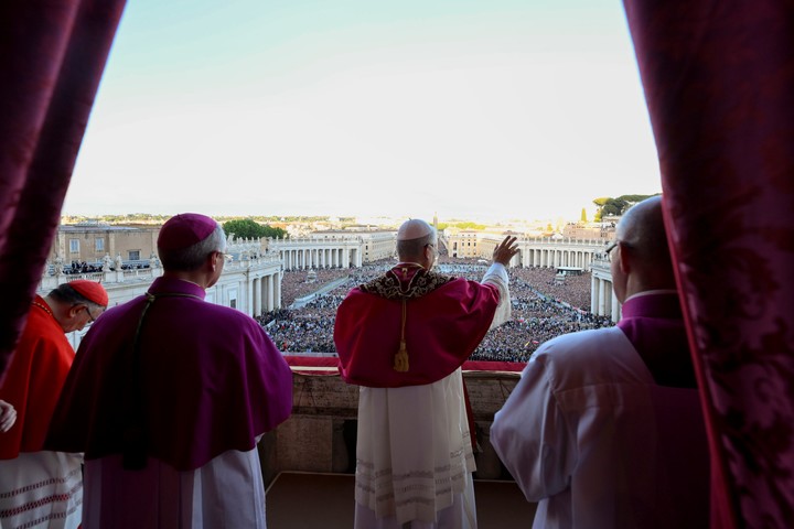 El recién elegido Papa León XIV saluda a los fieles y peregrinos reunidos en la Plaza de San Pedro del Vaticano poco después de su elección. Foto AP