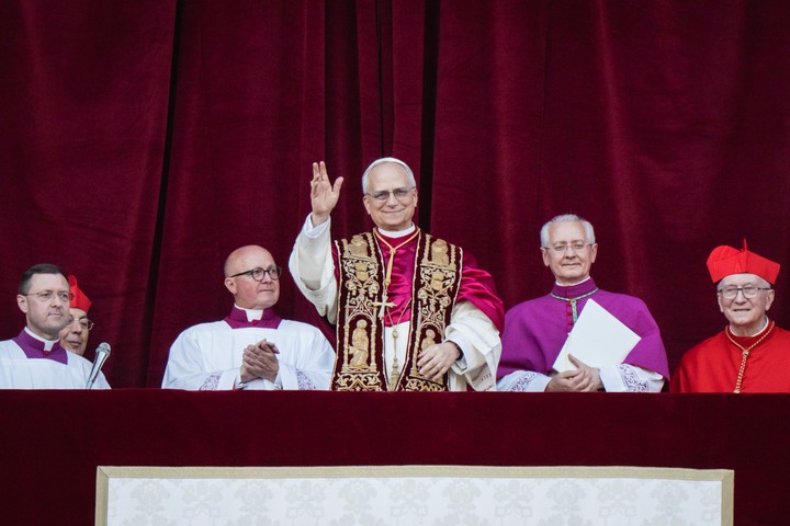 El papa León XIV, en su primera aparición pública saluda desde el balcón de la Basílica de San Pedro en la Ciudad del Vaticano.(Foto: Gianni Cipriano/The New York Times)