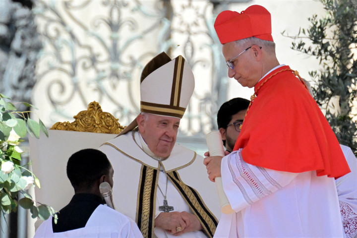 En septiembre de 2023, el entonces cardenal Robert Prevost junto al papa Francisco. (Foto: AFP)