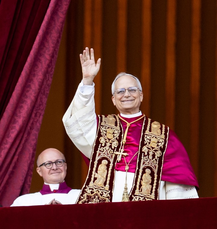 Sonriente, saludó a los fieles y se presentó ante el mundo (Foto: Xinhua) 