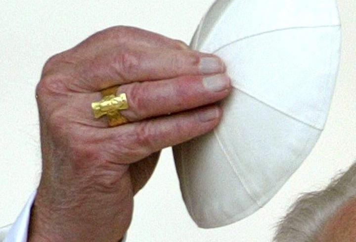 Juan Pablo II portando el anillo del Pescador. Foto EFE/ Filippo Monteforte.
