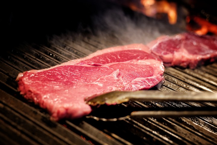 El cuadril con tapa es el corte elegido por Pablo Rivero para un asado rápido. Foto: Martín Bonetto.

