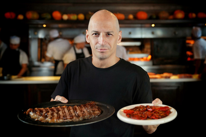 Pablo Rivero, dueño de Don Julio, revela sus secretos para cocinar un asado rápido y familiar. 
