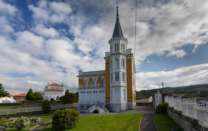 Somao pueblo de Asturias con su Casa de la Torre o Casa Amarilla./ Imagen Asturias Turismo.
