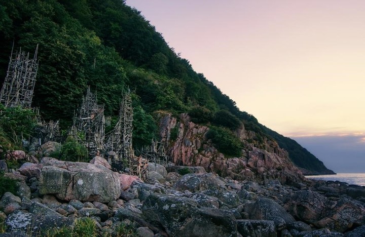 Las torres de madera de la Nación Independiente de Ladonia. Foto: Web