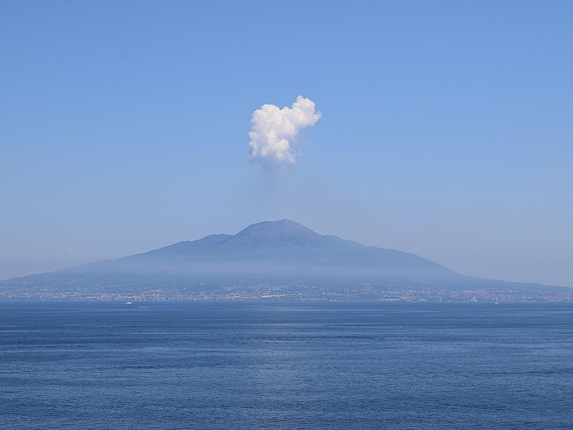Volcán Vesubio, Italia. Frente a Nápoles. Sus erupciones son explosivas: mucho más peligrosas./ Imagen de Charlotte Gupta en Pixabay.