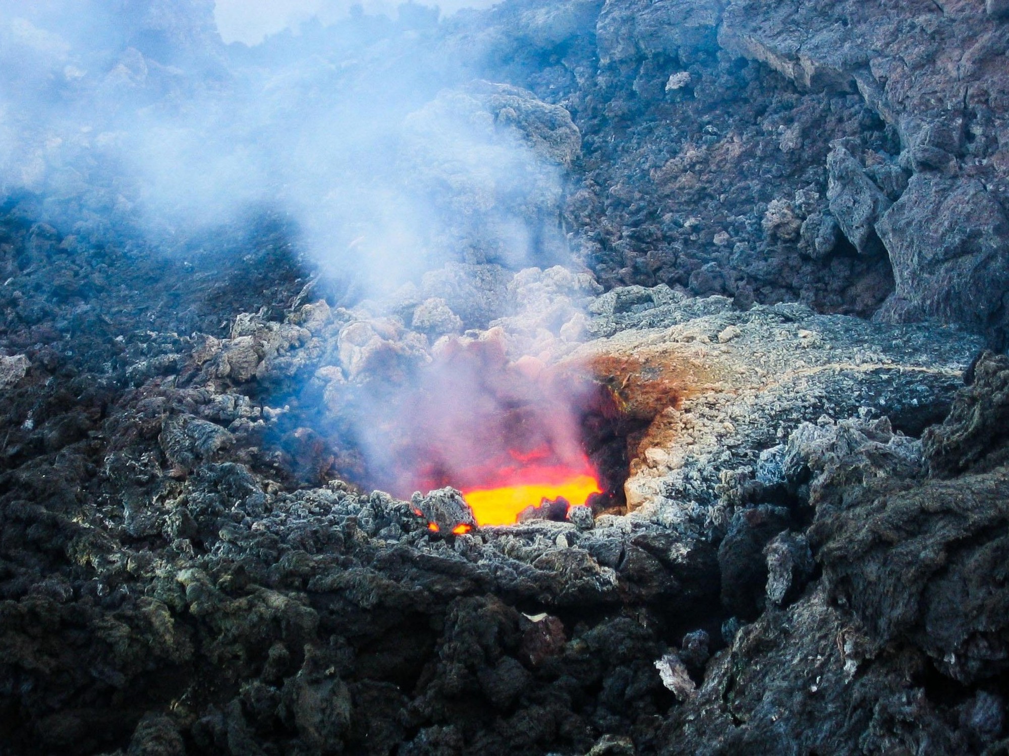 Las erupciones efusivascomo las del volcán Etna, hace que la lava se desplace lentamente.  Imagen del Etna en erupción./ Foto: Guillaume De Pratere en Pixabay,