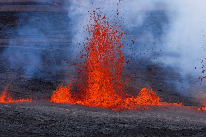 Explosión de lava en el cráter  Mokuaweoweo del volcán Mauna Loa, en Hawaii./ EFE. Bruce Omori / Paradise Helicopters.