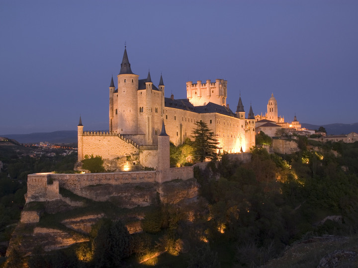 El Alcázar de Segovia, en España. Construido en los años 1200, inspiró el castillo de la película Blancanieves y los 7 Enanitos.