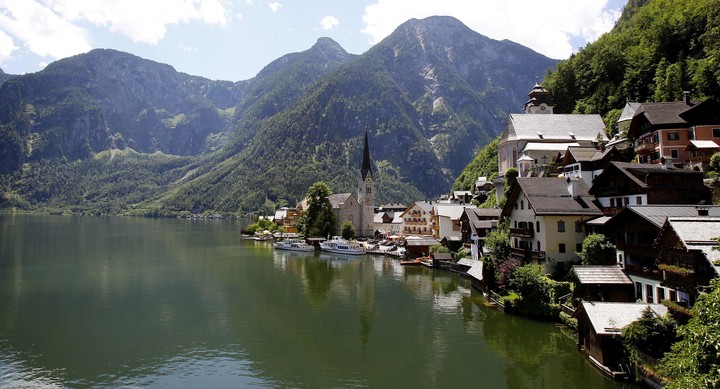 El maravilloso pueblo de Hallstatt, en Austria, inspiró a Disney para construir el reino de Arendelle de la princesa Elsa y su hermana Anna, en Frozen.

REUTERS/ Dominic Ebenbichler 