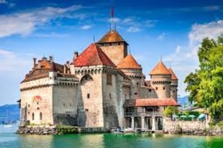 Castillo de Chillón (Suiza). Tiene cerca de mil años e  inspiró a Disney para el Castillo de la película La Sirenita.