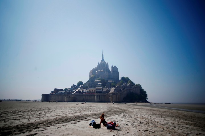 Pueblo medieval de Mont Saint-Michel (San Miguel) con la imponente Abadía cristiana construida en el año 700. Disney se inspiró en él para el hogar de Rapunzel en la película Enredados.
