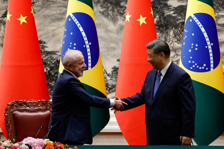 El presidente de Brasil, Luiz Inácio Lula da Silva, con su par de China Xi Jinping, este martes. Foto: EFE 