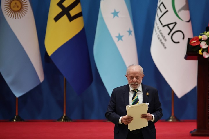 Beijing (China), Luiz Inacio Lula da Silva en el escenario tras dar su discurso en el Foro China-Celac. Foto: EFE/EPA/ANDRES MARTINEZ CASARES.