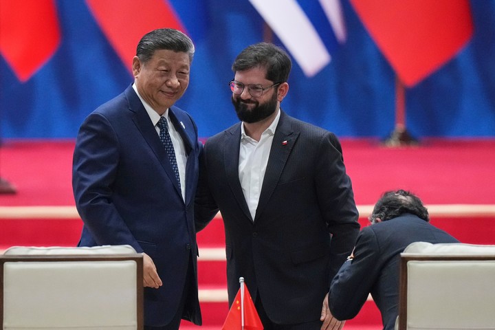 El presidente de Chile Gabriel Boric junto a Xi Jinping durante la ceremonia de apertura de la IV reunión ministerial del Foro de China y la Comunidad de países de América Latina y el Caribe Foto: AP Photo/Andy Wong.