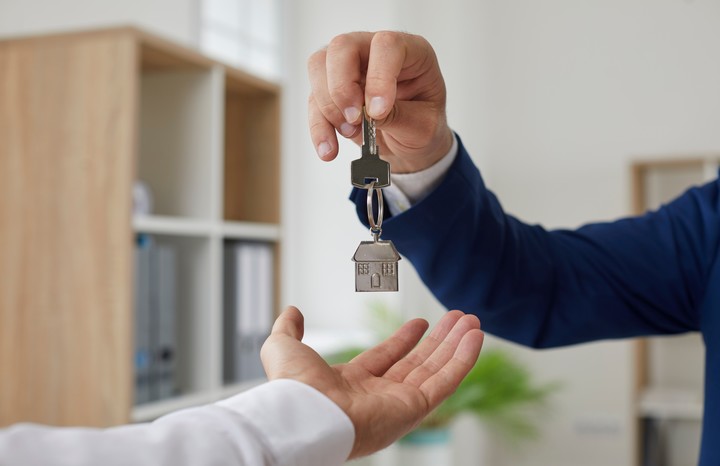 Salvo excepciones, es legal alquilar una vivienda con una deuda hipotecaria. Foto: Shutterstock