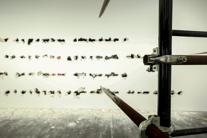 “Función”, una obra de casi seis metros, realizada con andamios y caños punzantes, de Luciana Lamothe en Más allá del espacio, en el Palacio Libertad (exCCK, Sarmiento 151), con obras de Lamothe, Graciela Hasper y Marcela Sinclair. Foto: gentileza Palacio Libertad.