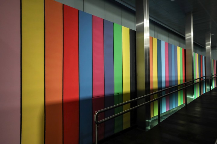 Columnas de tonalidades vibrantes y sólidas de Graciela Hasper en Más allá del espacio, en el Palacio Libertad (exCCK, Sarmiento 151), con obras de Hasper, Luciana Lamothe y Marcela Sinclair. Foto: gentileza Palacio Libertad.