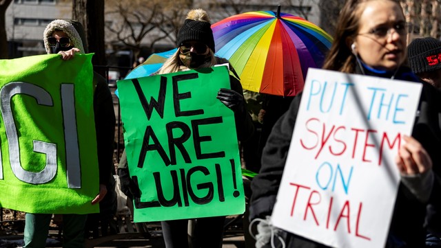 Carteles con frases como "Todos somos Luigi" y "Procesen al sistema" reflejan la narrativa que apoya a Mangione y rechaza al sistema de salud estadounidense. Foto: EPA/Justin Lane
