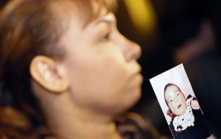 Luz Cuevas, junto a una foto de la beba Delimar. La madre siempre sospecho que su hija seguía con vida. Foto: Getty Images
