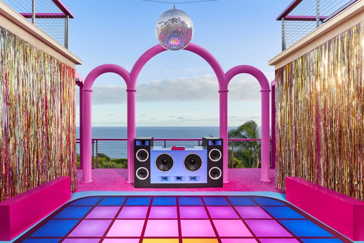 La pista disco de Ken, en la Casa de Ensueño Malibú. Foto Airbnb / Joyce-Lee