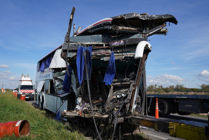 El ómnibus había partido de Necochea y tenía como destino Retiro. Foto Federico López Claro.