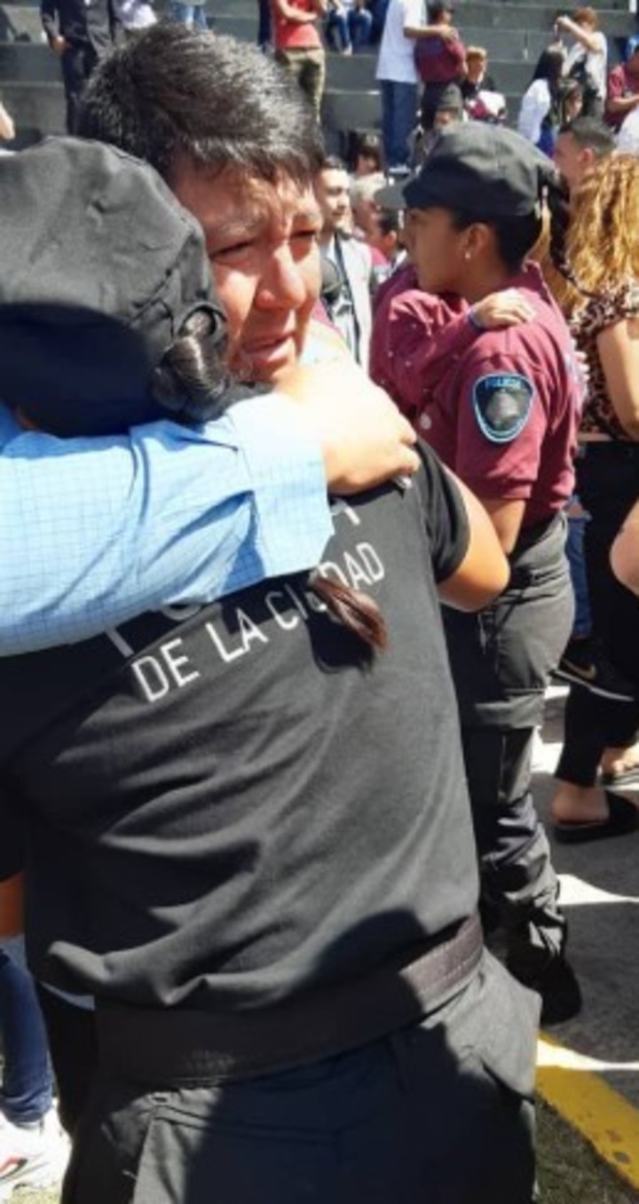 El abrazo entre Carlos Alberto Almirón y su hija, cuando se recibió como oficial de Policía de la Ciudad, a fines de 2019.