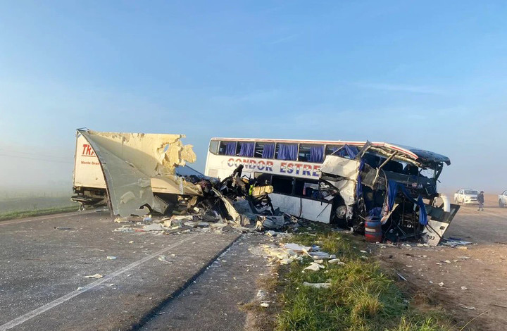 Tragedia en la ruta 3: cuatro muertos por el choque frontal de un camión y un micro de larga distancia. Foto Federico López Claro.
