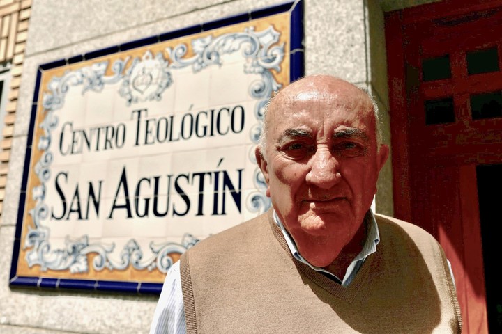 Miguel Angel Martín Juárez, el sacerdote amigo de León XIV, se escribe con el papa por WhatsApp.