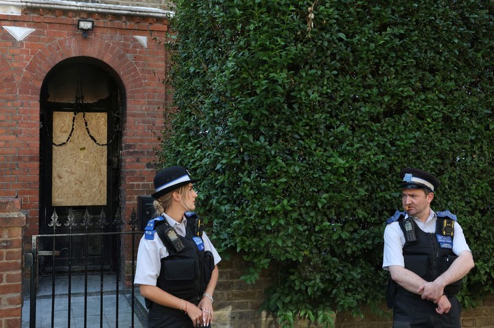 Agentes de policía se encuentran frente a la residencia privada del primer ministro británico, Keir Starmer, después de que esta resultara dañada por un incendio en un supuesto ataque incendiario en el norte de Londres. Foto Reuters