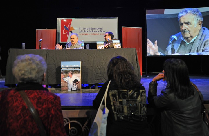 El expresidente de Uruguay José Mujica durante la presentación de su biografía en la Feria del Libro de Buenos Aires, en 2015. EFE/ENRIQUE GARCÍA MEDINA