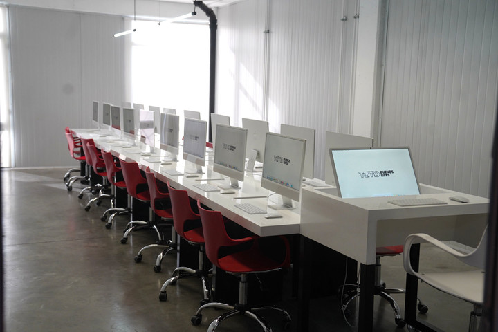 Un sector con computadoras en el centro TUMO. Foto: Guillermo Rodríguez Adami.