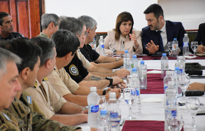 Patricia Bullrich y Luis Petri reunidos con miembros del Ejército, en marzo. (Foto: Juan José García)