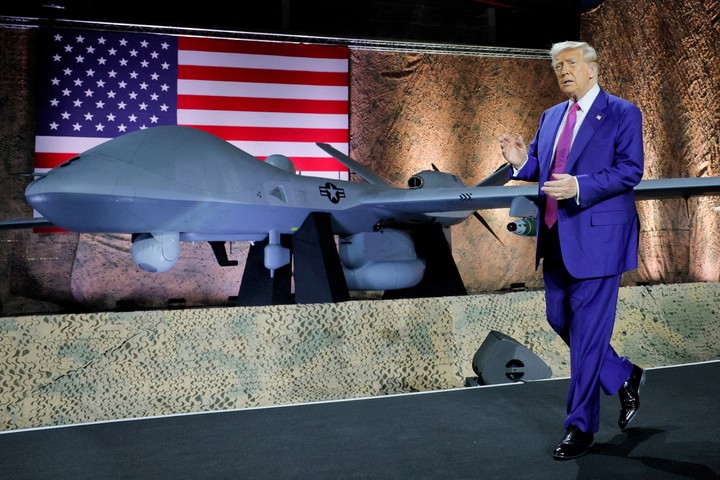 Trump en Doha durante un saludo a las tropas de EE.UU. en la base Al Udeid. Foto Reuters 