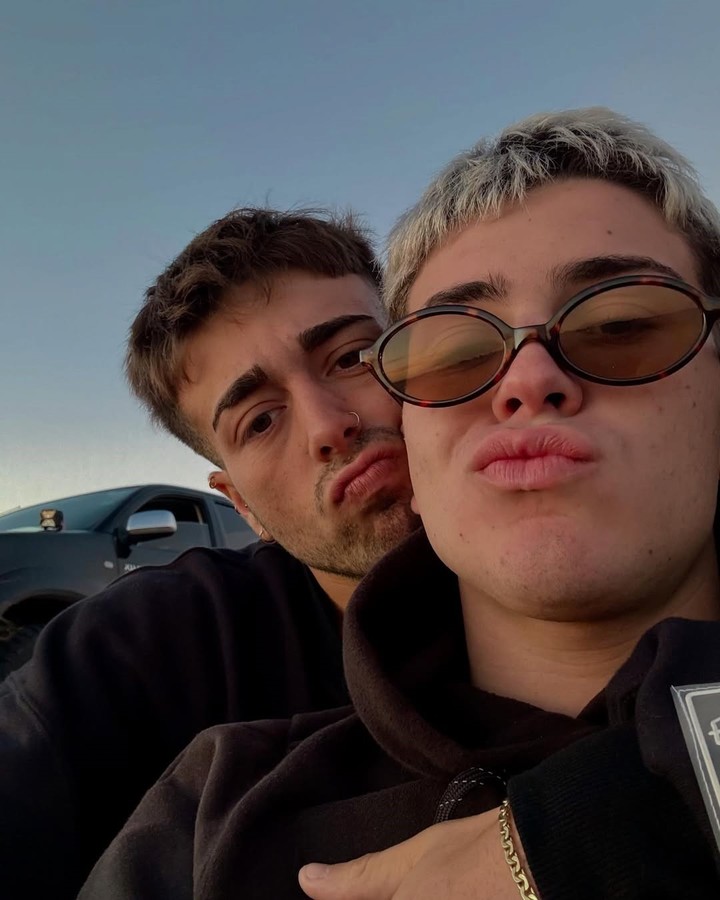 Juan Otero junto a su novio, Mateo en Pinamar. | Foto: Instagram