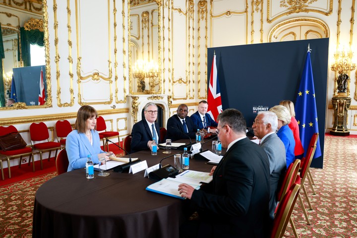 "Es realmente positivo que podamos reunirnos en torno a esta mesa, dijo Starmer. Foto: EFE